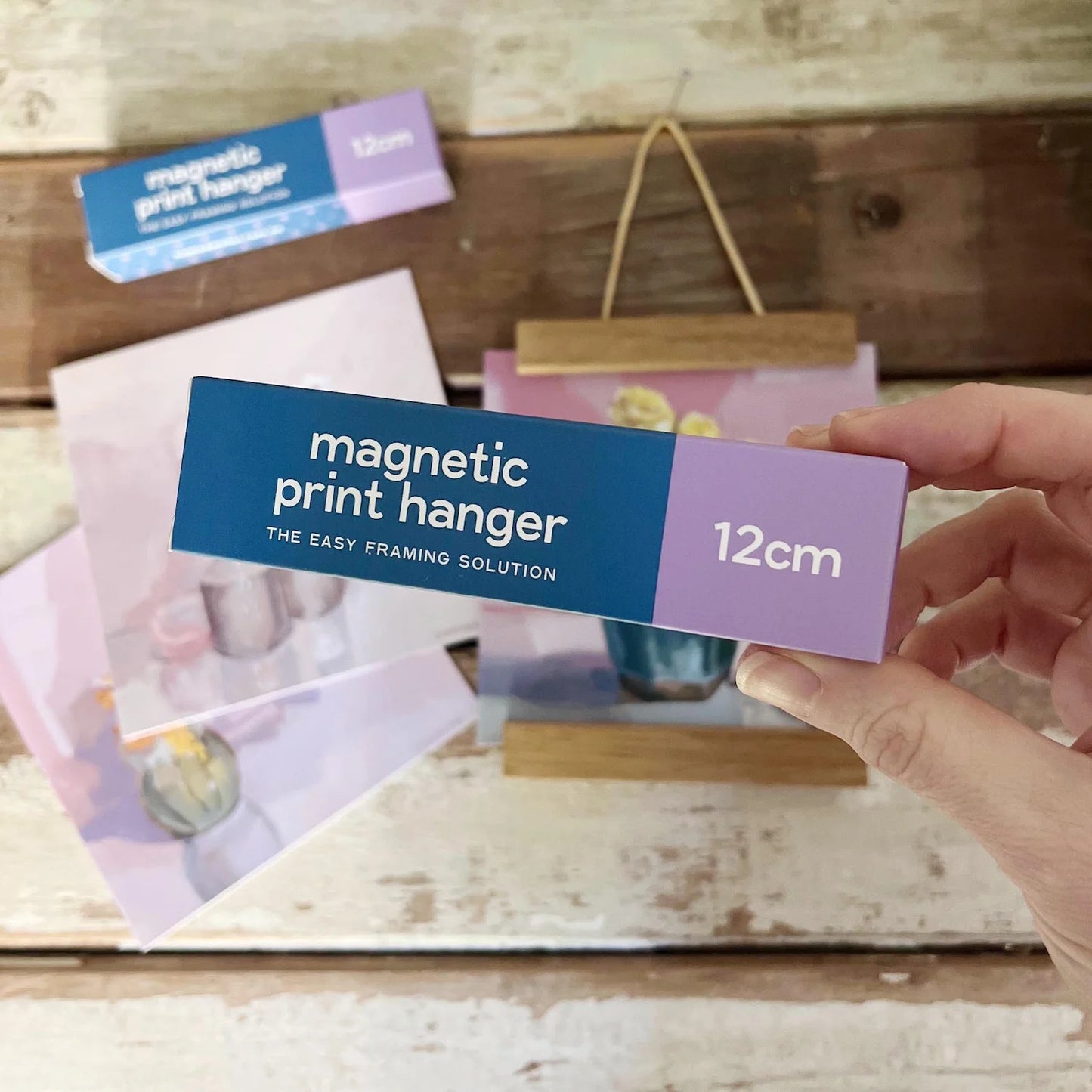 Reusable 12cm magnetic hanger for displaying photos and art