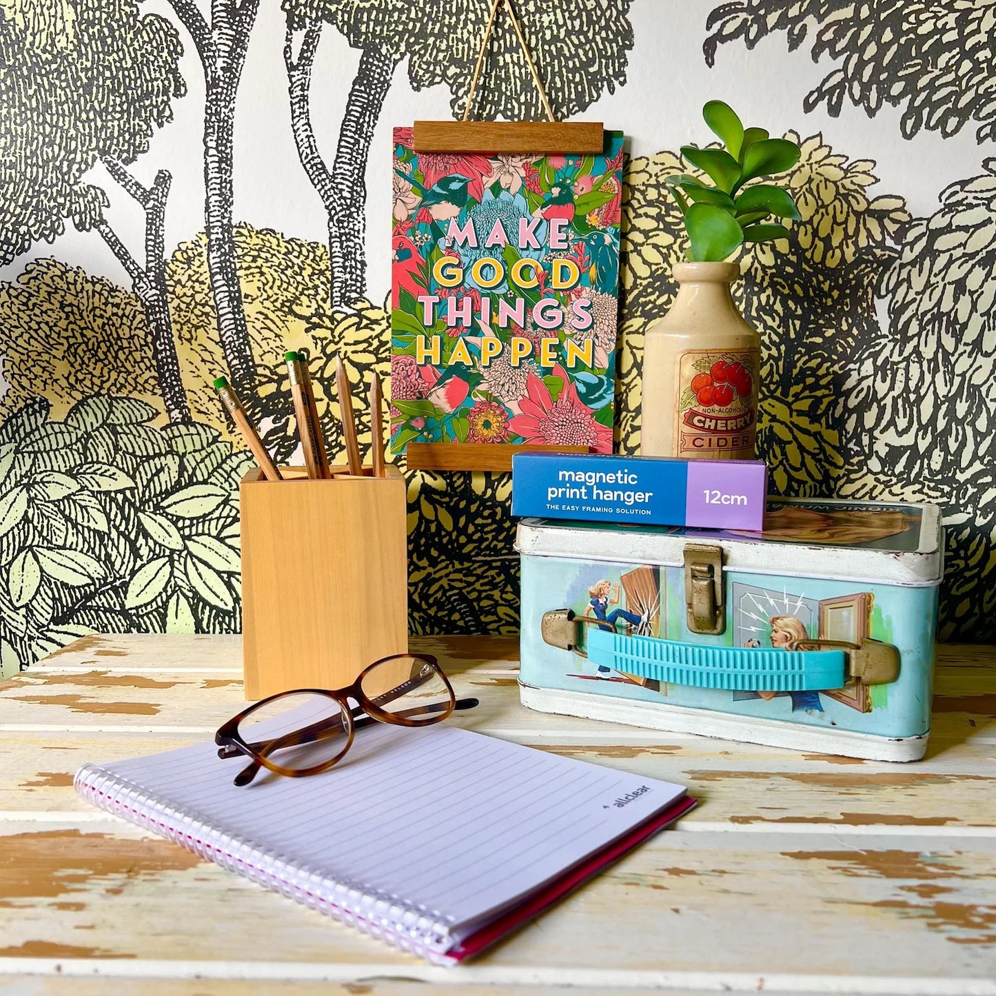 12cm Magnetic Print Hanger12cm Magnetic Print Hanger for displaying greeting cards