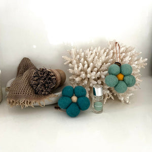 
                  
                    Load image into Gallery viewer, Akari Robe + Beachcomber Felt Freshener Gift Set
                  
                