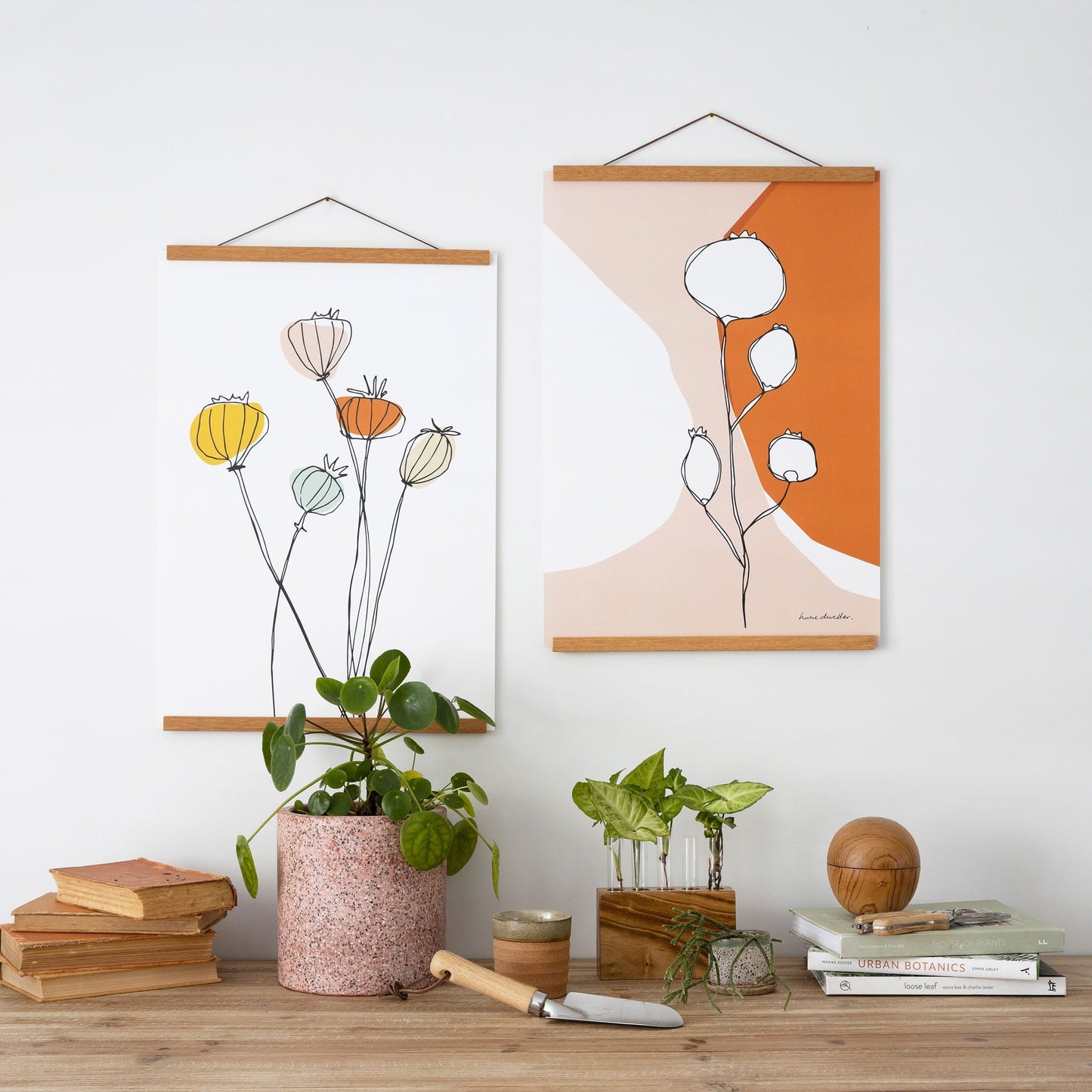 Reusable 42cm magnetic hanger for displaying photos and art